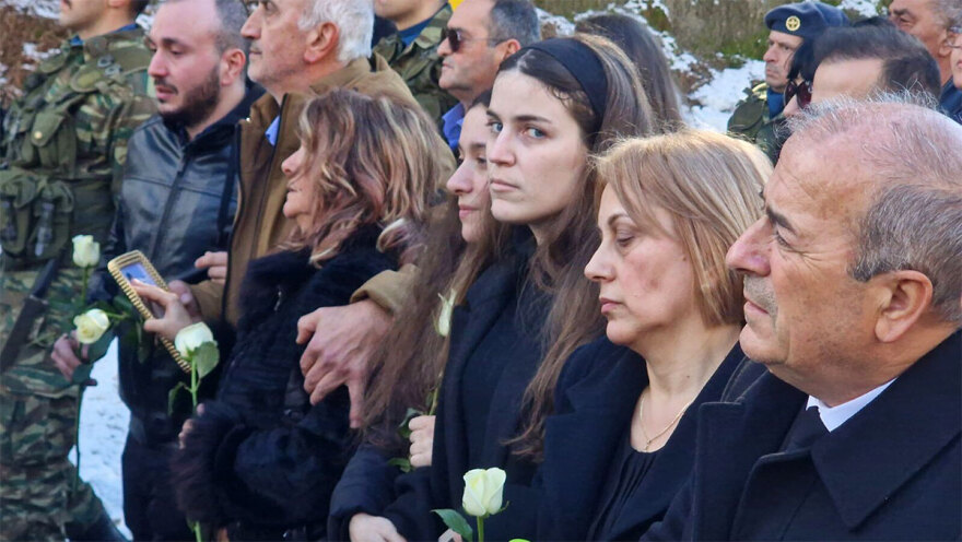 Ευστάθιος Τσιτλακίδης: Η στιγμή που η αρραβωνιαστικιά του καταρρέει πάνω από τον τάφο του σμηναγού