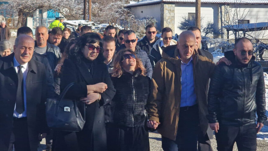 Ευστάθιος Τσιτλακίδης: Η στιγμή που η αρραβωνιαστικιά του καταρρέει πάνω από τον τάφο του σμηναγού