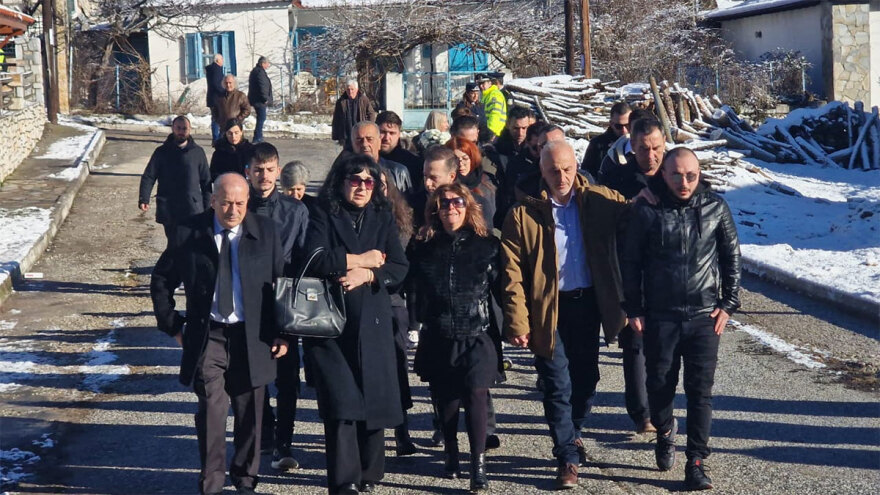 Ευστάθιος Τσιτλακίδης: Η στιγμή που η αρραβωνιαστικιά του καταρρέει πάνω από τον τάφο του σμηναγού