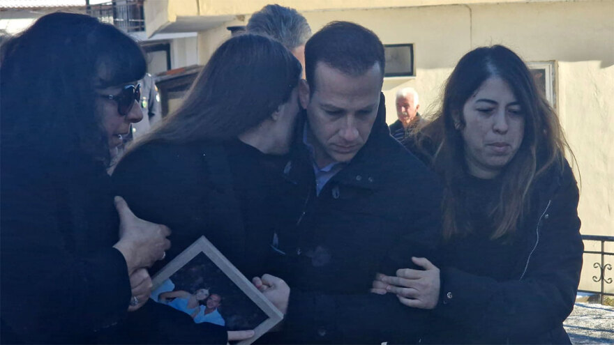 Πτώση Phantom: Με φωτογραφία του σμηναγού Τσιτλακίδη στα χέρια η σύντροφός του στην κηδεία - Δείτε βίντεο