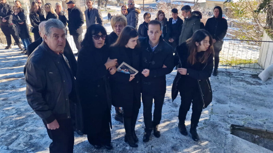 Πτώση Phantom: Με φωτογραφία του σμηναγού Τσιτλακίδη στα χέρια η σύντροφός του στην κηδεία - Δείτε βίντεο