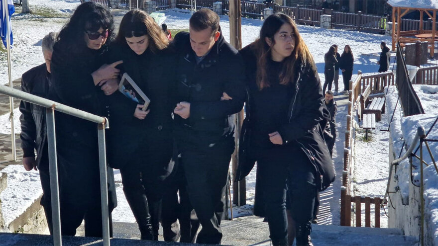 Πτώση Phantom: Με φωτογραφία του σμηναγού Τσιτλακίδη στα χέρια η σύντροφός του στην κηδεία - Δείτε βίντεο