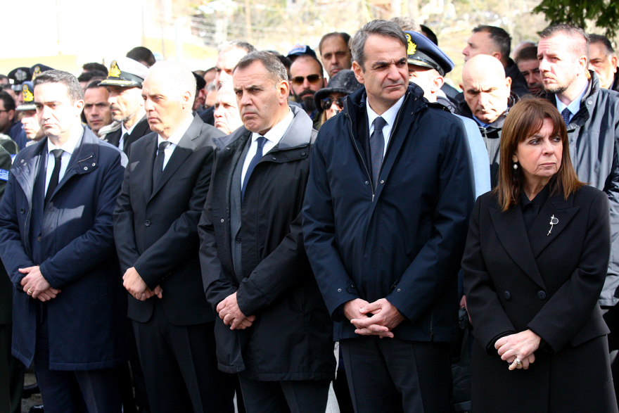 Ευστάθιος Τσιτλακίδης: Η στιγμή που η αρραβωνιαστικιά του καταρρέει πάνω από τον τάφο του σμηναγού