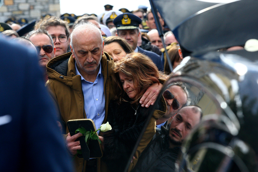 Ευστάθιος Τσιτλακίδης: Η στιγμή που η αρραβωνιαστικιά του καταρρέει πάνω από τον τάφο του σμηναγού