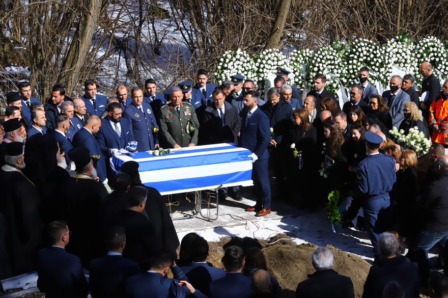 Ευστάθιος Τσιτλακίδης: Η στιγμή που η αρραβωνιαστικιά του καταρρέει πάνω από τον τάφο του σμηναγού