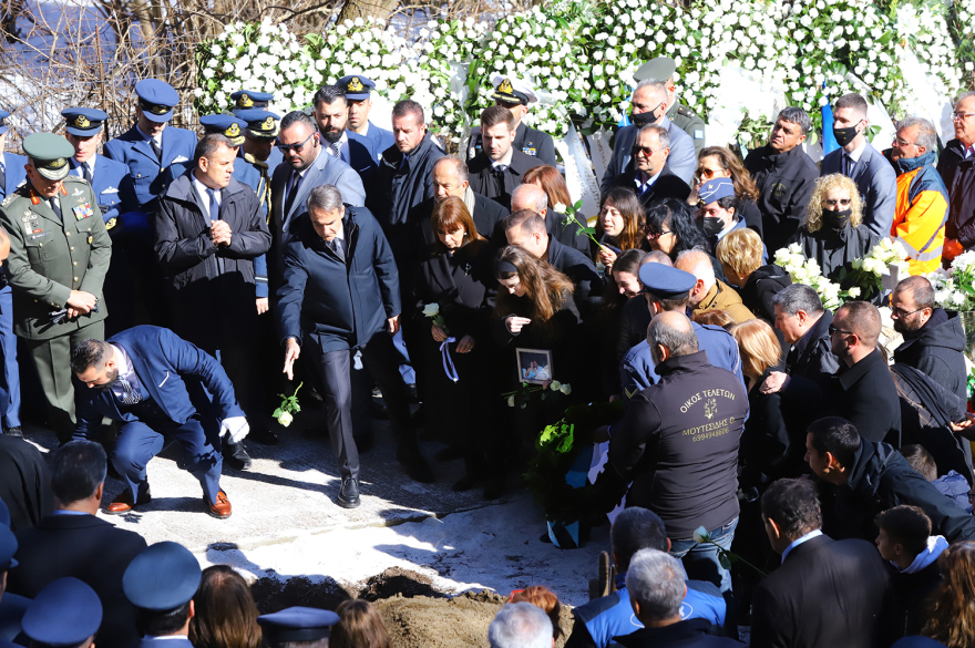 Ευστάθιος Τσιτλακίδης: Η στιγμή που η αρραβωνιαστικιά του καταρρέει πάνω από τον τάφο του σμηναγού