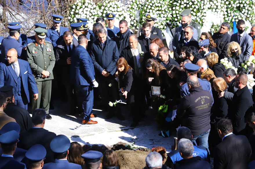 Ευστάθιος Τσιτλακίδης: Η στιγμή που η αρραβωνιαστικιά του καταρρέει πάνω από τον τάφο του σμηναγού