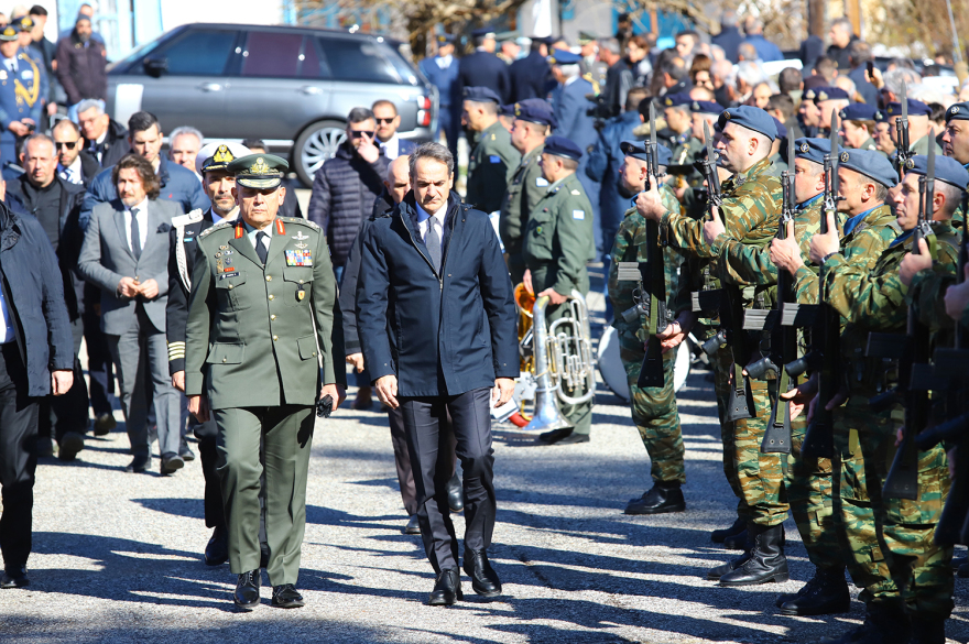 Ευστάθιος Τσιτλακίδης: Η στιγμή που η αρραβωνιαστικιά του καταρρέει πάνω από τον τάφο του σμηναγού