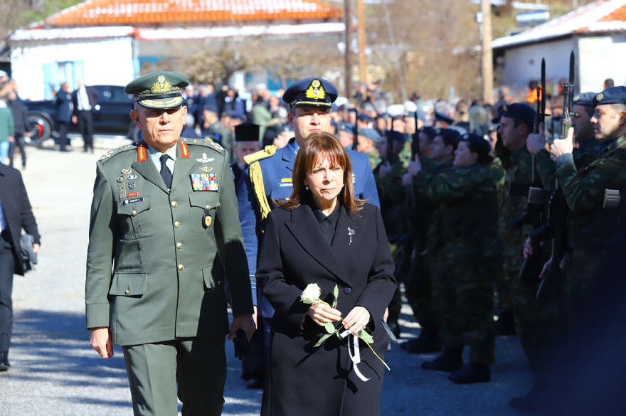 Ευστάθιος Τσιτλακίδης: Η στιγμή που η αρραβωνιαστικιά του καταρρέει πάνω από τον τάφο του σμηναγού