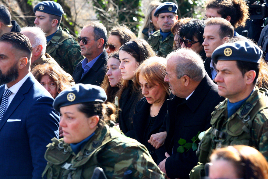 Ευστάθιος Τσιτλακίδης: Η στιγμή που η αρραβωνιαστικιά του καταρρέει πάνω από τον τάφο του σμηναγού