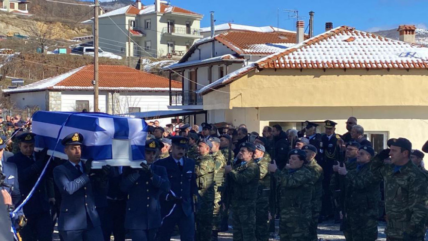 Ευστάθιος Τσιτλακίδης: Η στιγμή που η αρραβωνιαστικιά του καταρρέει πάνω από τον τάφο του σμηναγού