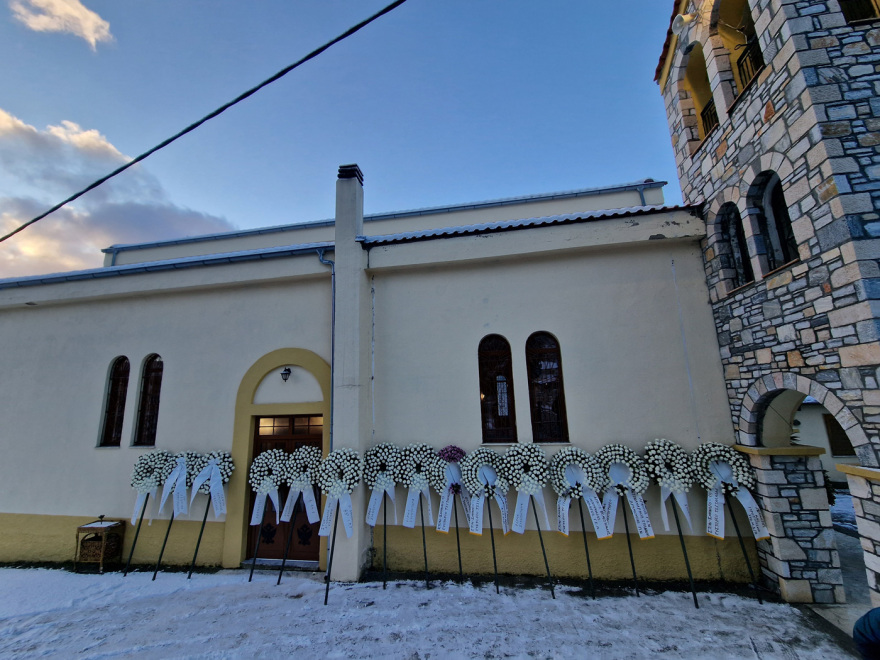 Ευστάθιος Τσιτλακίδης: Η στιγμή που η αρραβωνιαστικιά του καταρρέει πάνω από τον τάφο του σμηναγού