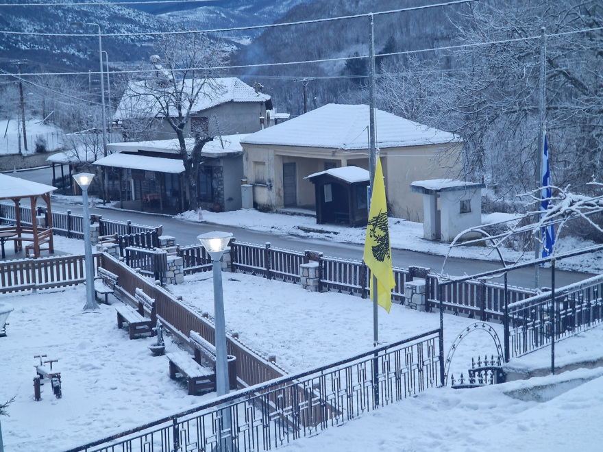 Ευστάθιος Τσιτλακίδης: Η στιγμή που η αρραβωνιαστικιά του καταρρέει πάνω από τον τάφο του σμηναγού