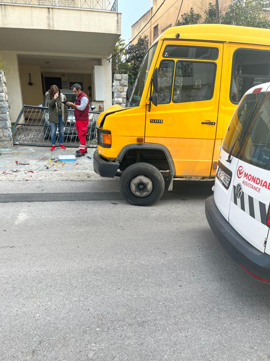 Τροχαίο με σχολικό στη Βούλα - Δεν υπήρξαν τραυματισμοί