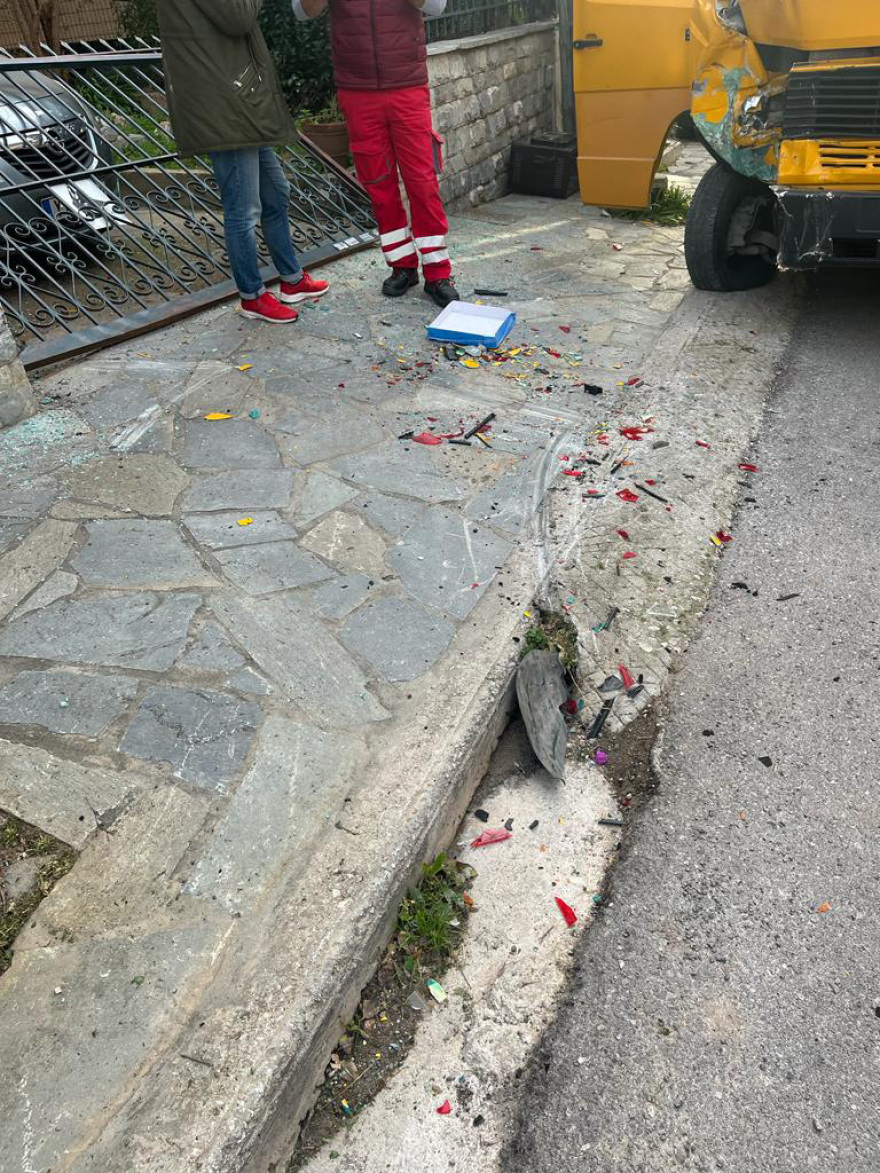 Τροχαίο με σχολικό στη Βούλα - Δεν υπήρξαν τραυματισμοί