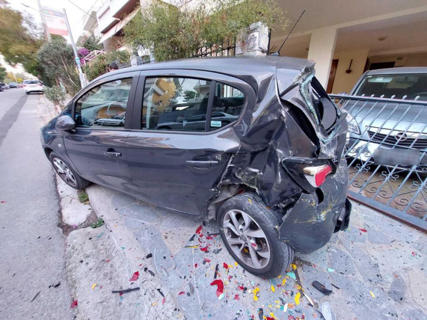 Τροχαίο με σχολικό στη Βούλα - Δεν υπήρξαν τραυματισμοί