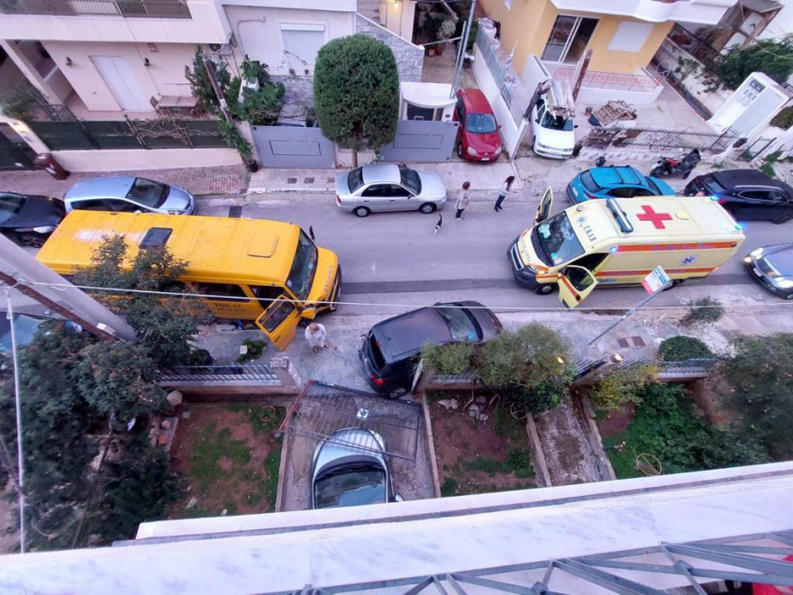 Τροχαίο με σχολικό στη Βούλα - Δεν υπήρξαν τραυματισμοί