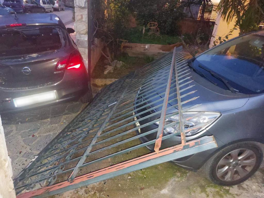 Τροχαίο με σχολικό στη Βούλα - Δεν υπήρξαν τραυματισμοί