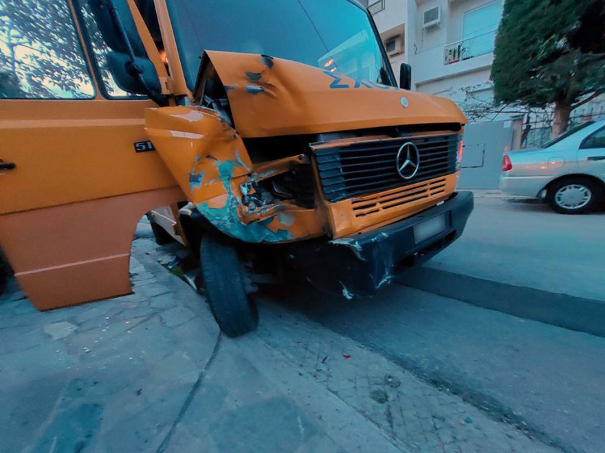 Τροχαίο με σχολικό στη Βούλα - Δεν υπήρξαν τραυματισμοί