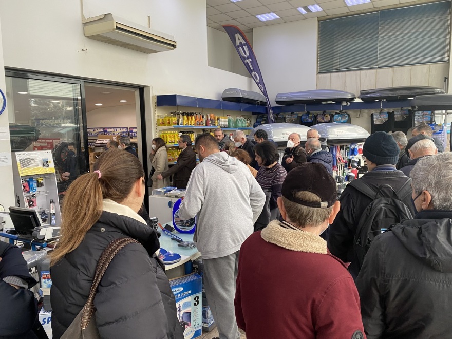 Κακοκαιρία Μπάρμπαρα: Ξέμειναν από αντιολισθητικές αλυσίδες και χιονοκουβέρτες τα καταστήματα