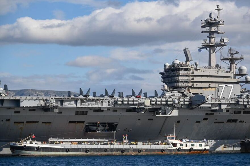 Φωτογραφίες: Ο Χαρδαλιάς στο αεροπλανοφόρο «George H.W. Bush» στον Φαληρικό Όρμο