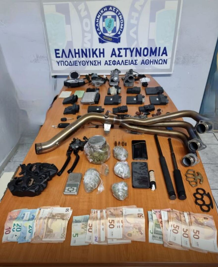Καλλιθέα: Συμμορία έκλεβε μοτοσικλέτες - Συνελήφθησαν τρία άτομα, δείτε βίντεο