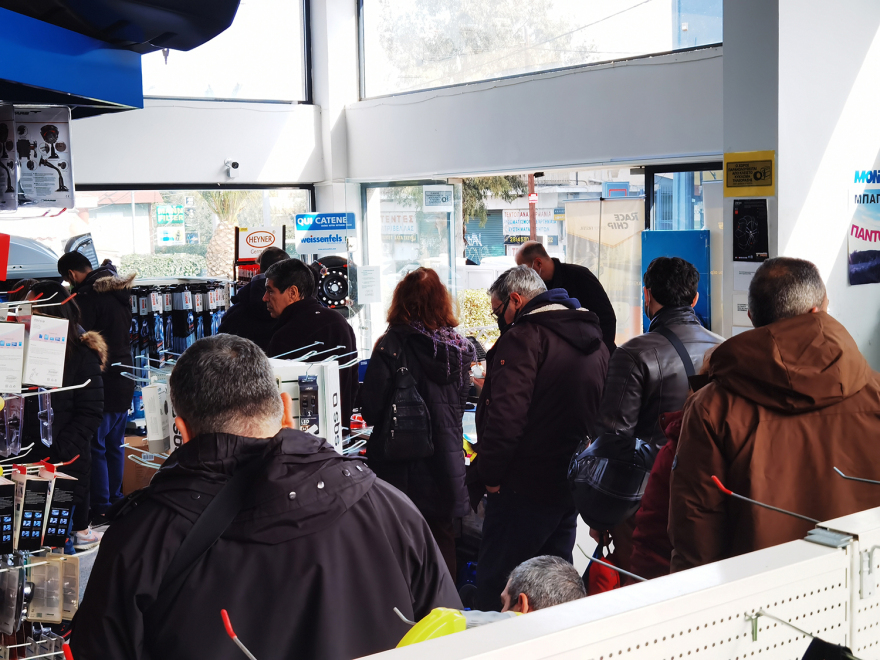 Κακοκαιρία Μπάρμπαρα: Ξέμειναν από αντιολισθητικές αλυσίδες και χιονοκουβέρτες τα καταστήματα