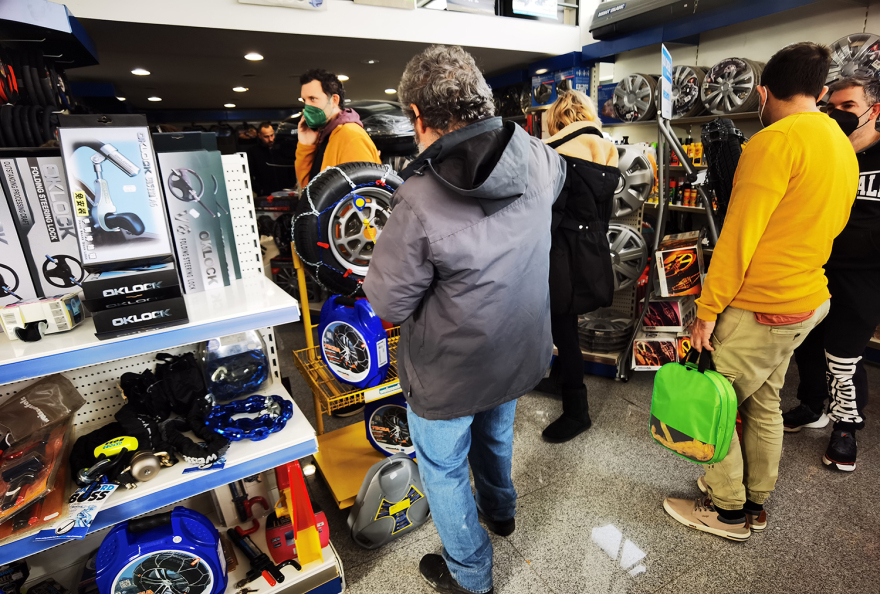 Κακοκαιρία Μπάρμπαρα: Ξέμειναν από αντιολισθητικές αλυσίδες και χιονοκουβέρτες τα καταστήματα