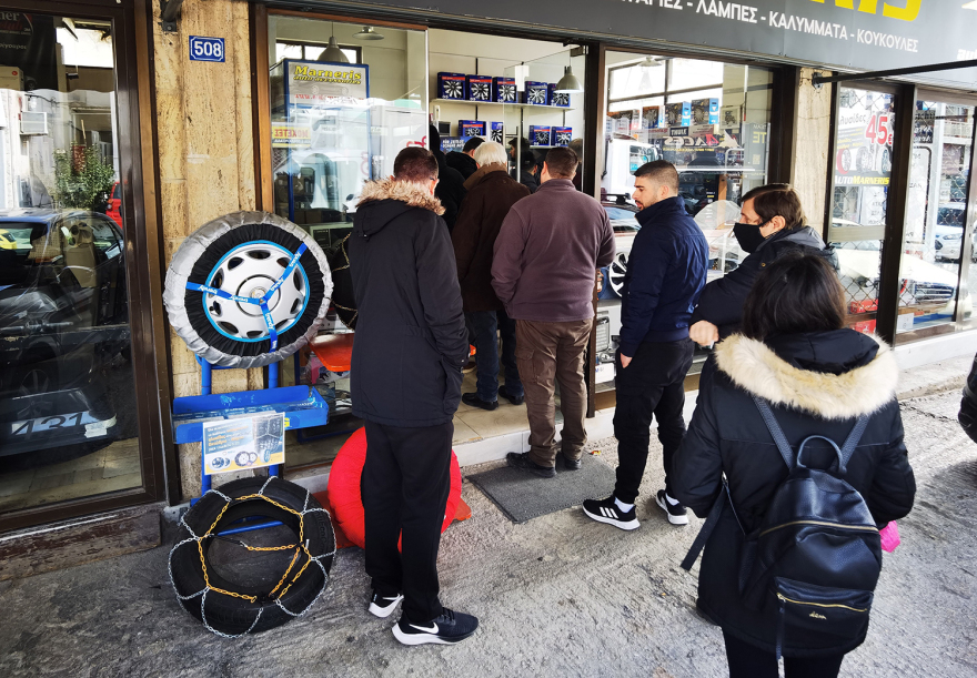 Κακοκαιρία Μπάρμπαρα: Ξέμειναν από αντιολισθητικές αλυσίδες και χιονοκουβέρτες τα καταστήματα