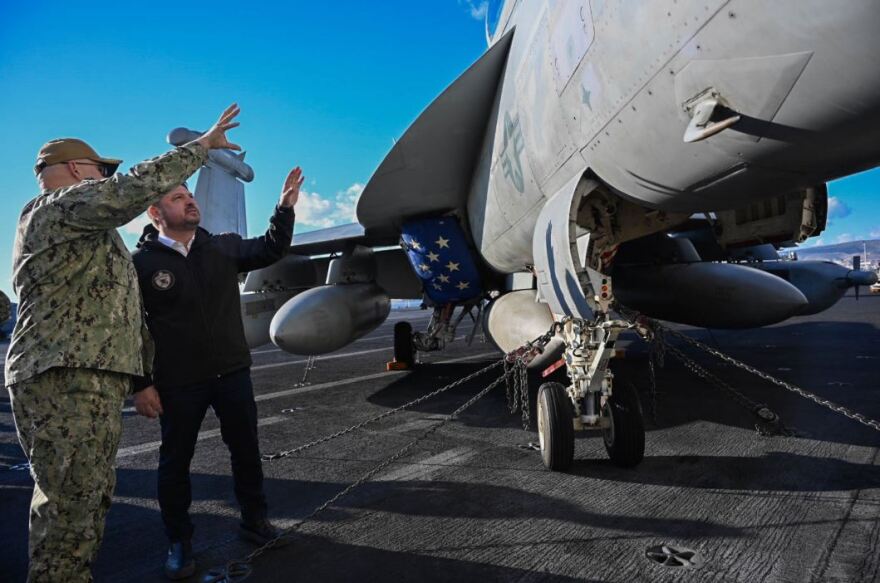 Φωτογραφίες: Ο Χαρδαλιάς στο αεροπλανοφόρο «George H.W. Bush» στον Φαληρικό Όρμο