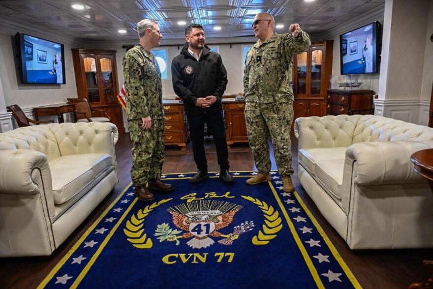 Φωτογραφίες: Ο Χαρδαλιάς στο αεροπλανοφόρο «George H.W. Bush» στον Φαληρικό Όρμο