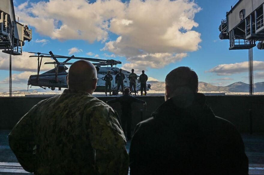 Φωτογραφίες: Ο Χαρδαλιάς στο αεροπλανοφόρο «George H.W. Bush» στον Φαληρικό Όρμο