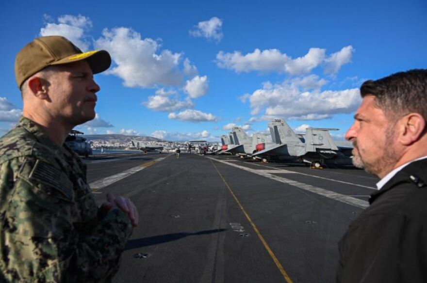 Φωτογραφίες: Ο Χαρδαλιάς στο αεροπλανοφόρο «George H.W. Bush» στον Φαληρικό Όρμο