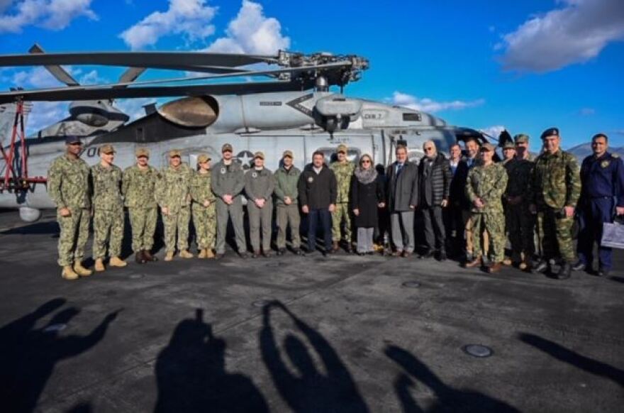 Φωτογραφίες: Ο Χαρδαλιάς στο αεροπλανοφόρο «George H.W. Bush» στον Φαληρικό Όρμο