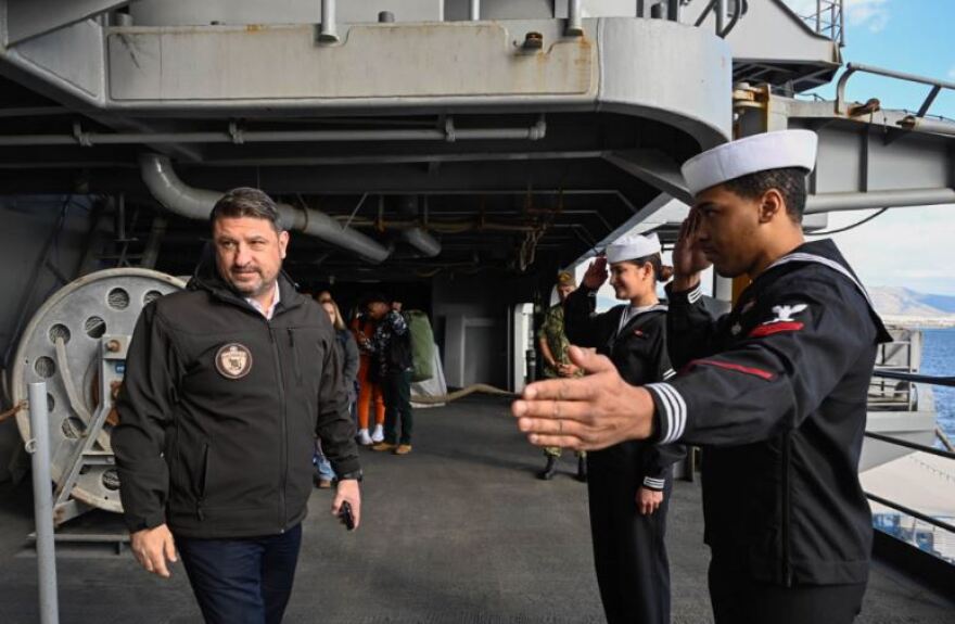 Φωτογραφίες: Ο Χαρδαλιάς στο αεροπλανοφόρο «George H.W. Bush» στον Φαληρικό Όρμο