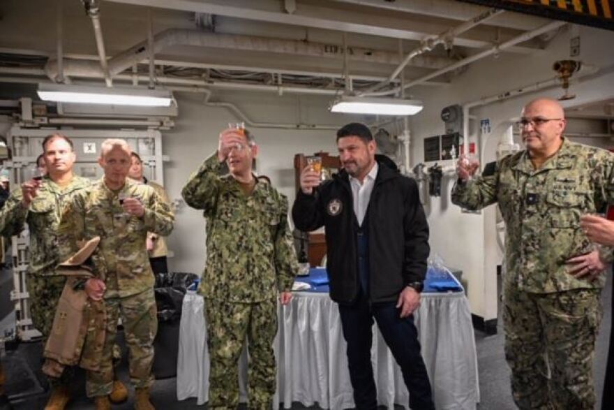 Φωτογραφίες: Ο Χαρδαλιάς στο αεροπλανοφόρο «George H.W. Bush» στον Φαληρικό Όρμο