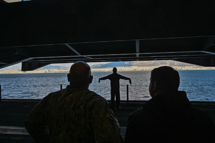 Φωτογραφίες: Ο Χαρδαλιάς στο αεροπλανοφόρο «George H.W. Bush» στον Φαληρικό Όρμο