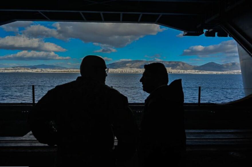 Φωτογραφίες: Ο Χαρδαλιάς στο αεροπλανοφόρο «George H.W. Bush» στον Φαληρικό Όρμο