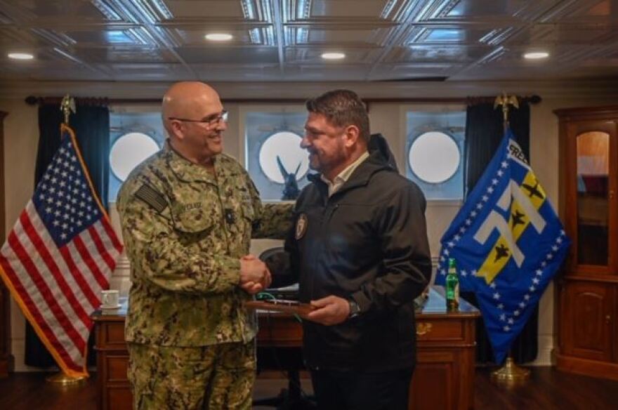 Φωτογραφίες: Ο Χαρδαλιάς στο αεροπλανοφόρο «George H.W. Bush» στον Φαληρικό Όρμο