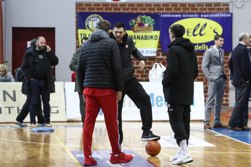 Λαύριο - Ολυμπιακός: Αναβλήθηκε ο αγώνας της Basket League επειδή έσταζε η οροφή του κλειστού