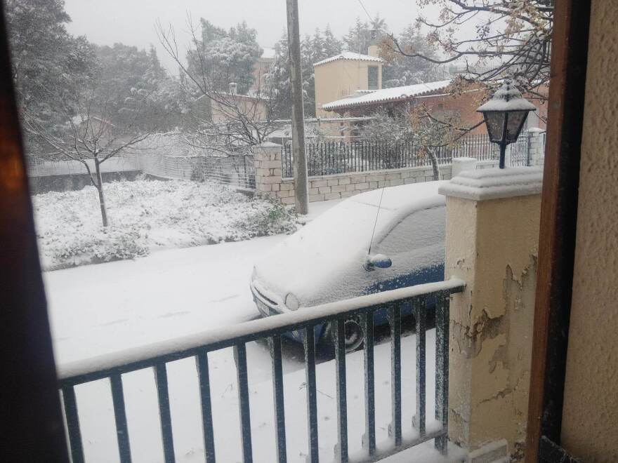 «Μπάρμπαρα»: Η κακοκαιρία χτυπά την Αττική - Πυκνό χιόνι στα βόρεια προάστια