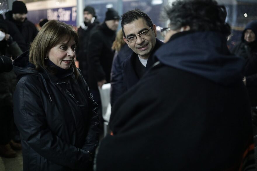 Σακελλαροπούλου: Μοίρασε ένα πιάτο ζεστό φαγητό σε άστεγους στο λιμάνι του Πειραιά - Δείτε φωτογραφίες