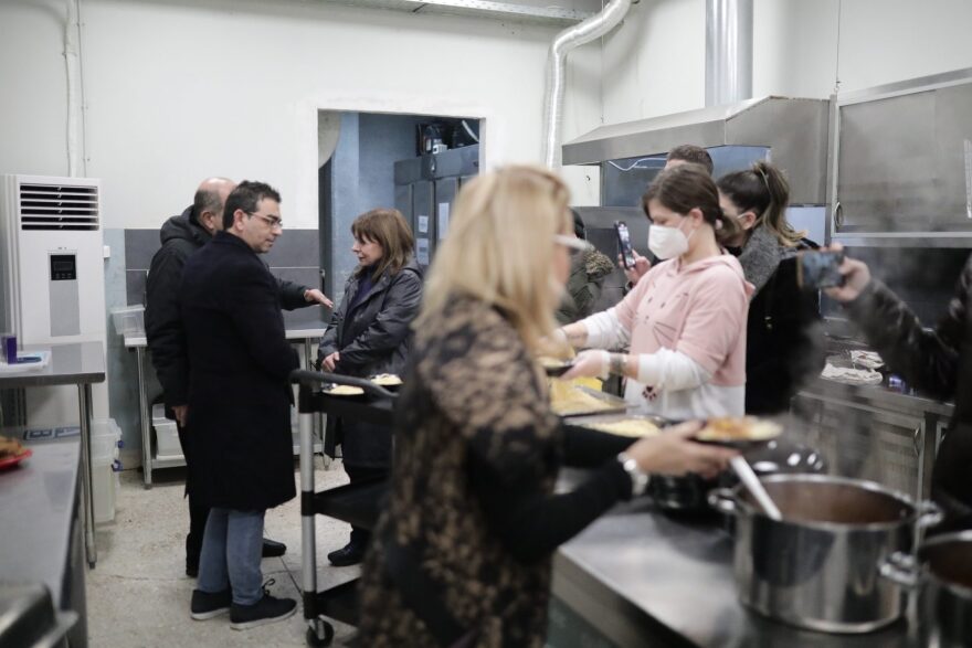 Σακελλαροπούλου: Μοίρασε ένα πιάτο ζεστό φαγητό σε άστεγους στο λιμάνι του Πειραιά - Δείτε φωτογραφίες