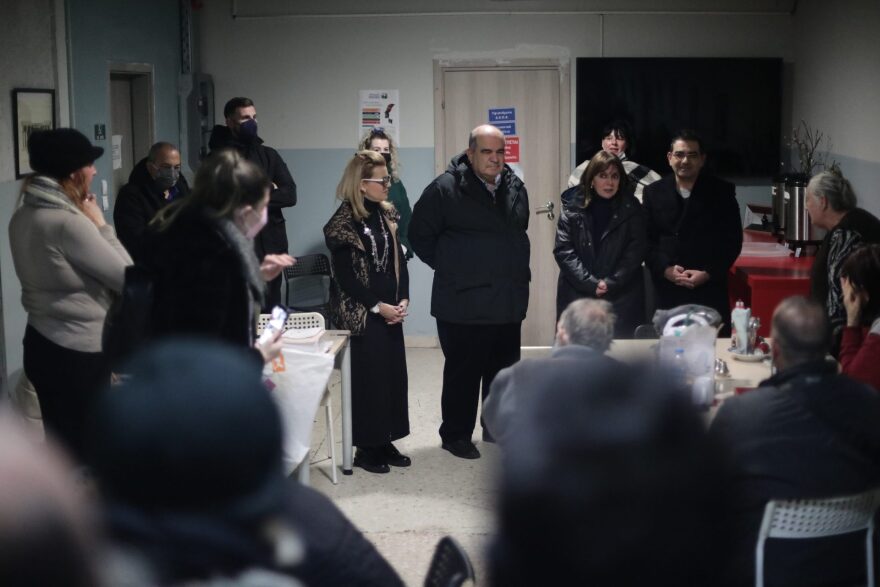 Σακελλαροπούλου: Μοίρασε ένα πιάτο ζεστό φαγητό σε άστεγους στο λιμάνι του Πειραιά - Δείτε φωτογραφίες