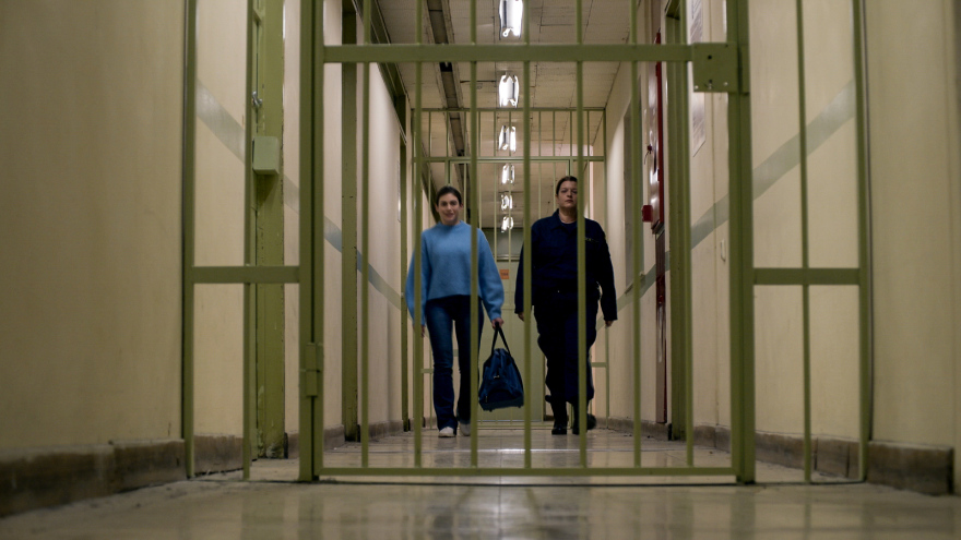 Οι Παγιδευμένοι: Η Άννα αποφυλακίζεται και πέφτει στην αγκαλιά του Δημήτρη