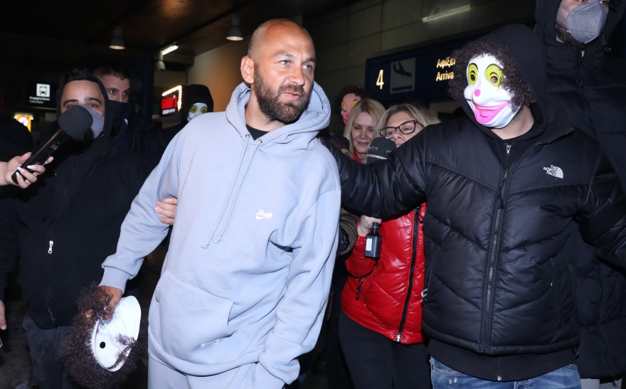 Survivor All Star: Επέστρεψε στην Ελλάδα ο Κώστας Αναγνωστόπουλος - Yποδοχή με μάσκες... κλόουν        