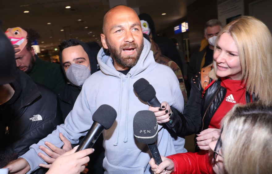 Survivor All Star: Επέστρεψε στην Ελλάδα ο Κώστας Αναγνωστόπουλος - Yποδοχή με μάσκες... κλόουν        