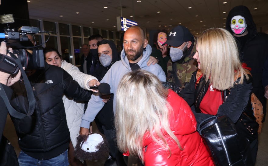 Survivor All Star: Επέστρεψε στην Ελλάδα ο Κώστας Αναγνωστόπουλος - Yποδοχή με μάσκες... κλόουν        