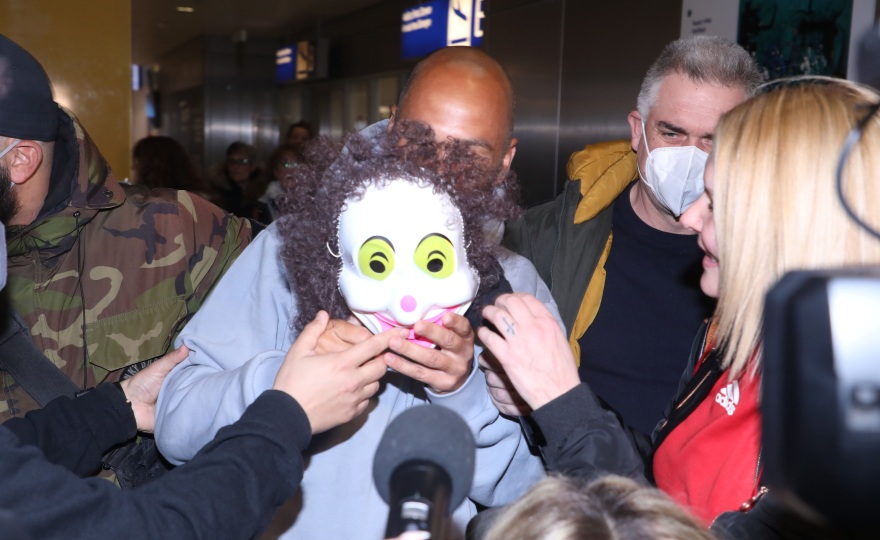 Survivor All Star: Επέστρεψε στην Ελλάδα ο Κώστας Αναγνωστόπουλος - Yποδοχή με μάσκες... κλόουν        