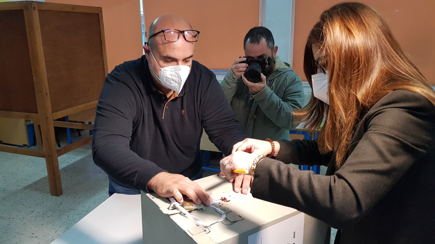 Εκλογές στην Κύπρο: Άνοιξαν οι κάλπες